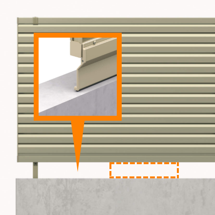 フェンスとブロックの間