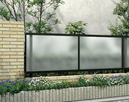 半透明の樹脂パネルフェンス